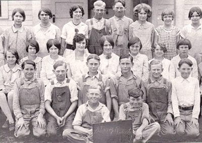 Group photo showing all students of the Stony Point School in 1929. There are four rows of approximately 30 students, 20 of which are female.